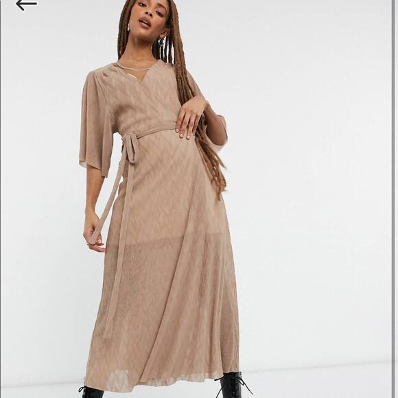 Liquorish Maxi Crinkled Wrap Dress Beige NWT Sz 8 Polyester Short Sleeve - Picture 9 of 12